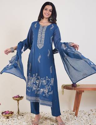 Embroidered Notch Neck Thread Work Pure Cotton Kurta With Trousers & Dupatta 5