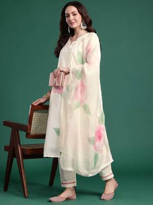 Women Floral Printed Kurta with Trousers & Dupatta 1