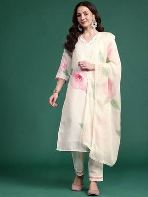 Women Floral Printed Kurta with Trousers & Dupatta 5