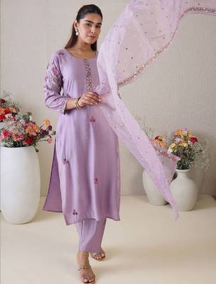 Women Floral Embroidered Regular Thread Work Kurta with Trousers & With Dupatta 1