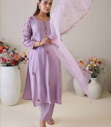 Women Floral Embroidered Regular Thread Work Kurta with Trousers & With Dupatta
