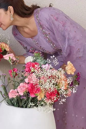 Women Floral Embroidered Regular Thread Work Kurta with Trousers & With Dupatta