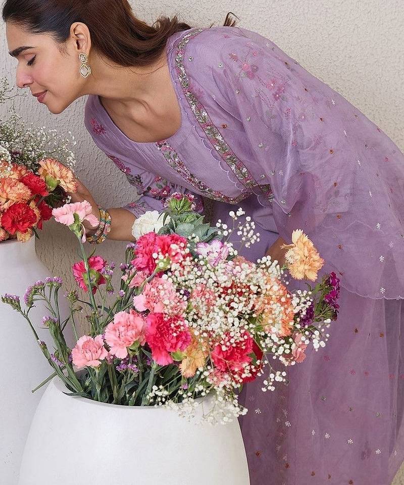 Women Floral Embroidered Regular Thread Work Kurta with Trousers & With Dupatta