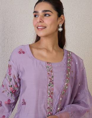 Women Floral Embroidered Regular Thread Work Kurta with Trousers & With Dupatta 3