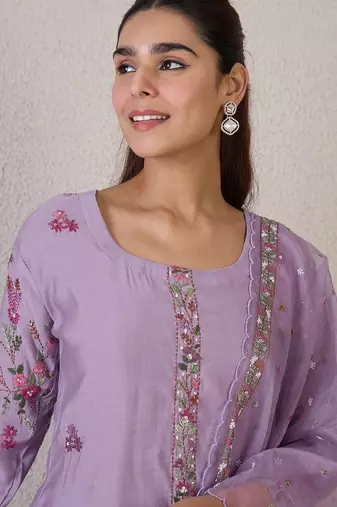 Women Floral Embroidered Regular Thread Work Kurta with Trousers & With Dupatta