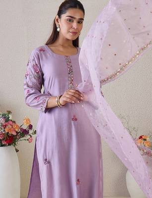 Women Floral Embroidered Regular Thread Work Kurta with Trousers & With Dupatta 5