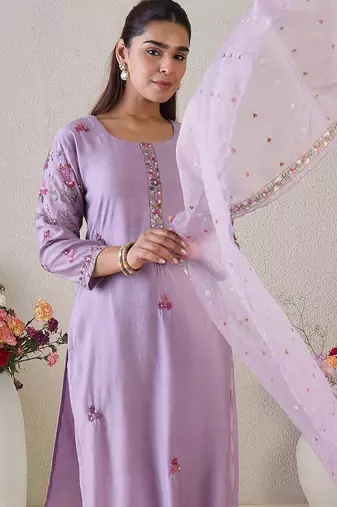 Women Floral Embroidered Regular Thread Work Kurta with Trousers & With Dupatta