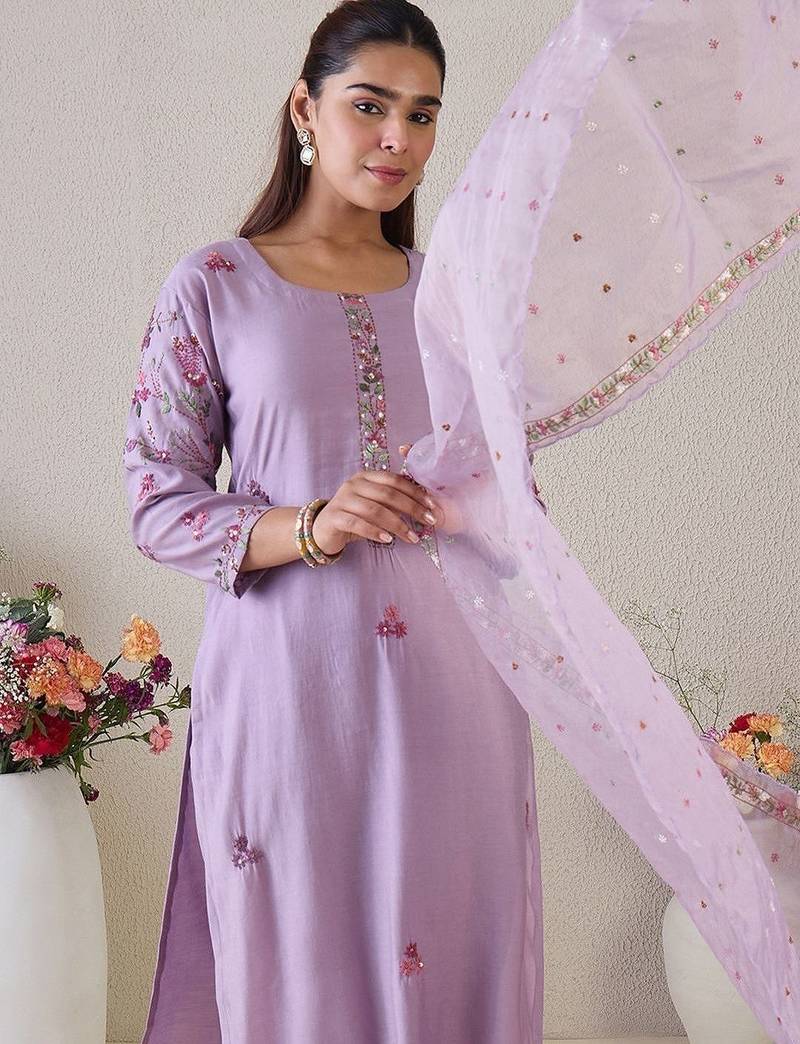 Women Floral Embroidered Regular Thread Work Kurta with Trousers & With Dupatta