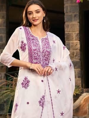 Floral Embroidered Regular Thread Work Kurta with Trousers & Dupatta 1