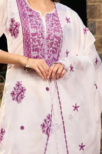 Floral Embroidered Regular Thread Work Kurta with Trousers & Dupatta
