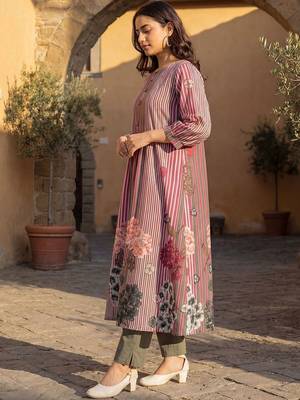 Women Floral Printed Panelled Pure Cotton Kurta with Trousers 3