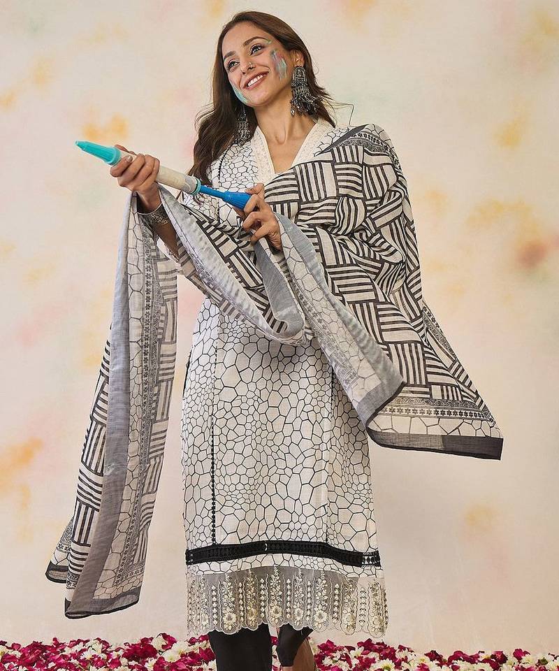 Women Printed Regular Thread Work Pure Cotton Kurta with Trousers & With Dupatta