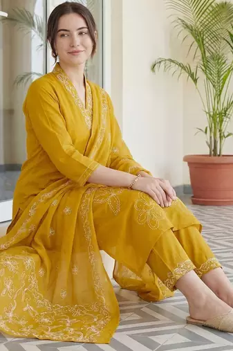 Women Floral Embroidered Regular Thread Work Pure Cotton Kurta with Trousers & With Dupatta