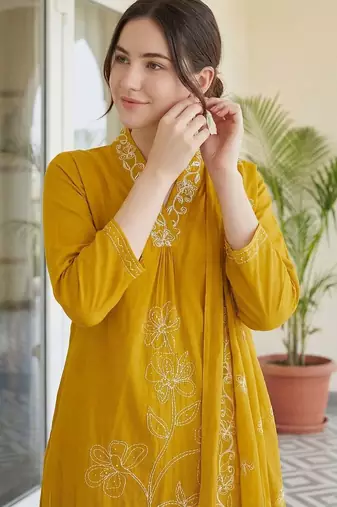 Women Floral Embroidered Regular Thread Work Pure Cotton Kurta with Trousers & With Dupatta