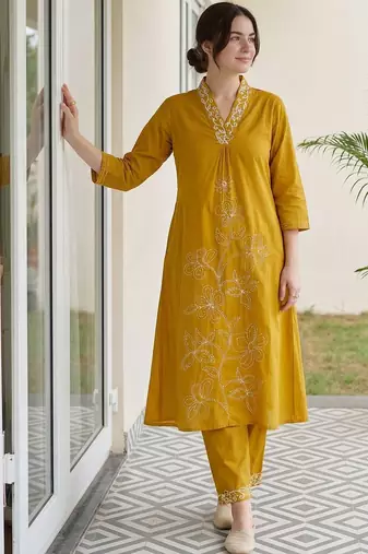 Women Floral Embroidered Regular Thread Work Pure Cotton Kurta with Trousers & With Dupatta