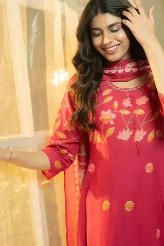 Women Floral Printed Regular Beads and Stones Pure Cotton Kurta with Trousers & With Dupatta
