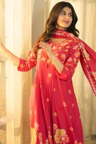 Women Floral Printed Regular Beads and Stones Pure Cotton Kurta with Trousers & With Dupatta
