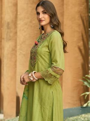Ethnic Motifs Embroidered Thread Work Linen Kurta With Trousers & Dupatta 2