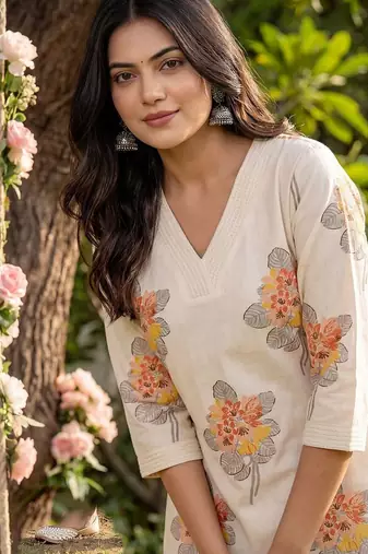 Women Floral Printed Regular Kurta with Trousers