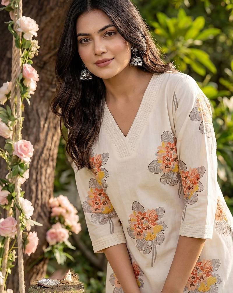 Women Floral Printed Regular Kurta with Trousers