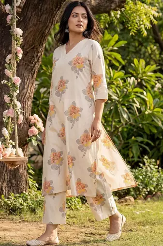 Women Floral Printed Regular Kurta with Trousers