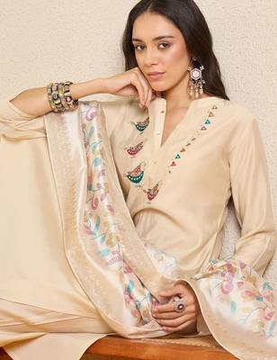 Women Floral Embroidered Regular Thread Work Kurta with Trousers & With Dupatta 1