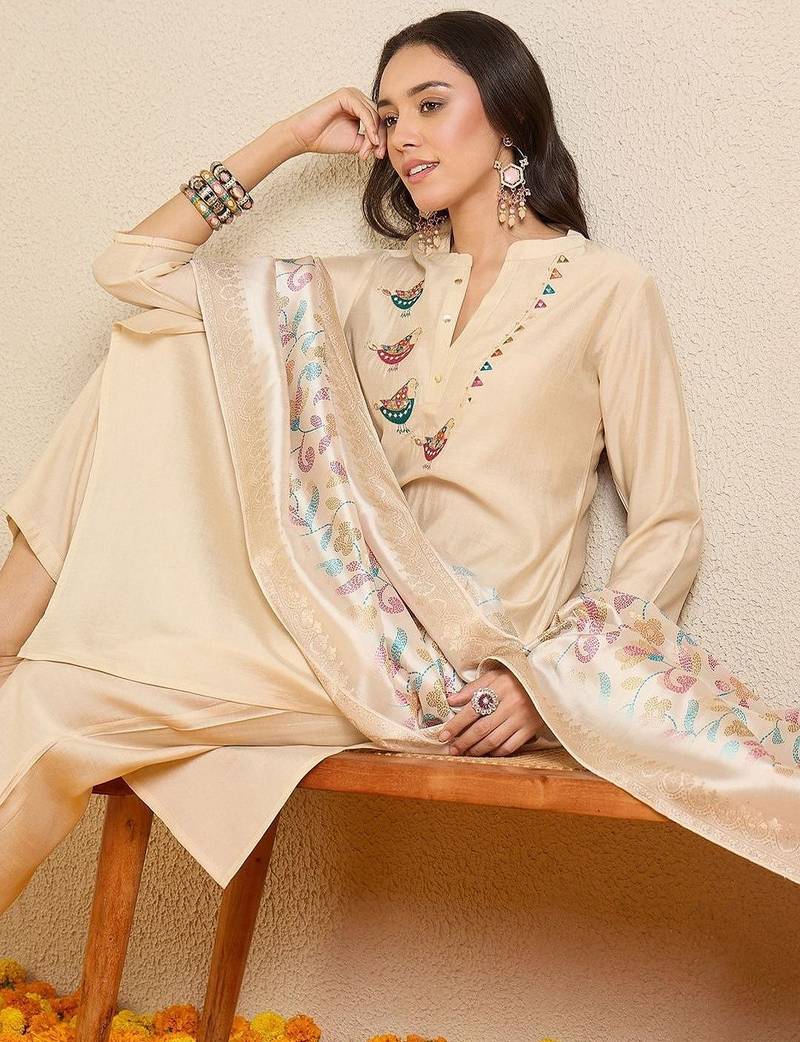 Women Floral Embroidered Regular Thread Work Kurta with Trousers & With Dupatta