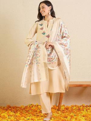 Women Floral Embroidered Regular Thread Work Kurta with Trousers & With Dupatta 6