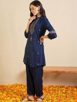 Women Ethnic Motifs Embroidered Regular Thread Work Kurti with Trousers 5