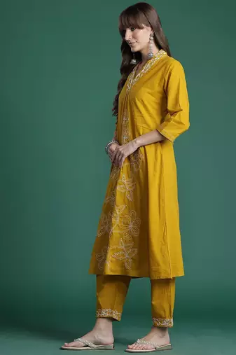 Floral Embroidered Thread Work Pure Cotton Kurta with Trousers & With Dupatta