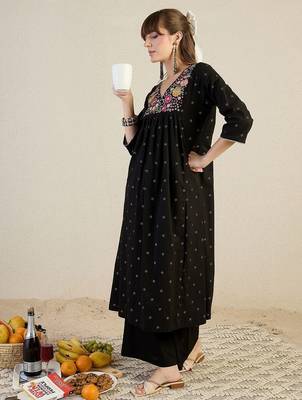 Women Embroidered Thread Work Pure Cotton Kurta with Trousers 1