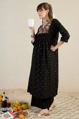 Women Embroidered Thread Work Pure Cotton Kurta with Trousers