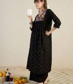 Women Embroidered Thread Work Pure Cotton Kurta with Trousers