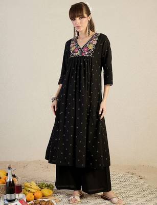 Women Embroidered Thread Work Pure Cotton Kurta with Trousers 2
