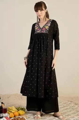 Women Embroidered Thread Work Pure Cotton Kurta with Trousers