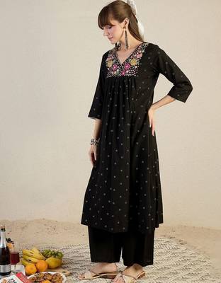 Women Embroidered Thread Work Pure Cotton Kurta with Trousers 3