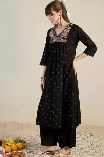Women Embroidered Thread Work Pure Cotton Kurta with Trousers