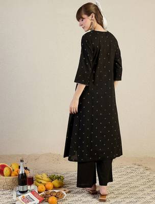 Women Embroidered Thread Work Pure Cotton Kurta with Trousers 4