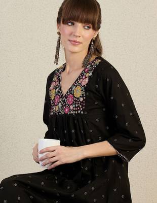 Women Embroidered Thread Work Pure Cotton Kurta with Trousers 5