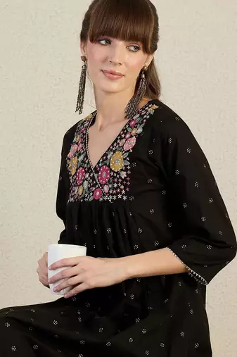 Women Embroidered Thread Work Pure Cotton Kurta with Trousers