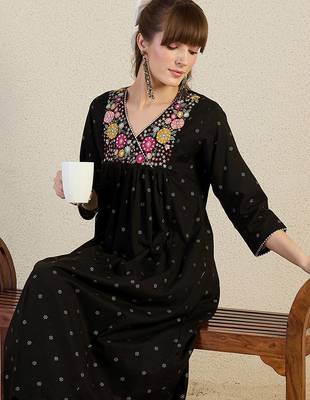 Women Embroidered Thread Work Pure Cotton Kurta with Trousers 6