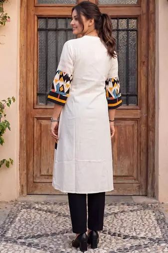 Women Printed Regular Kurta with Trousers