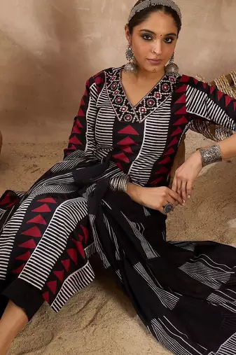 Women Printed Regular Thread Work Pure Cotton Kurta with Trousers & With Dupatta