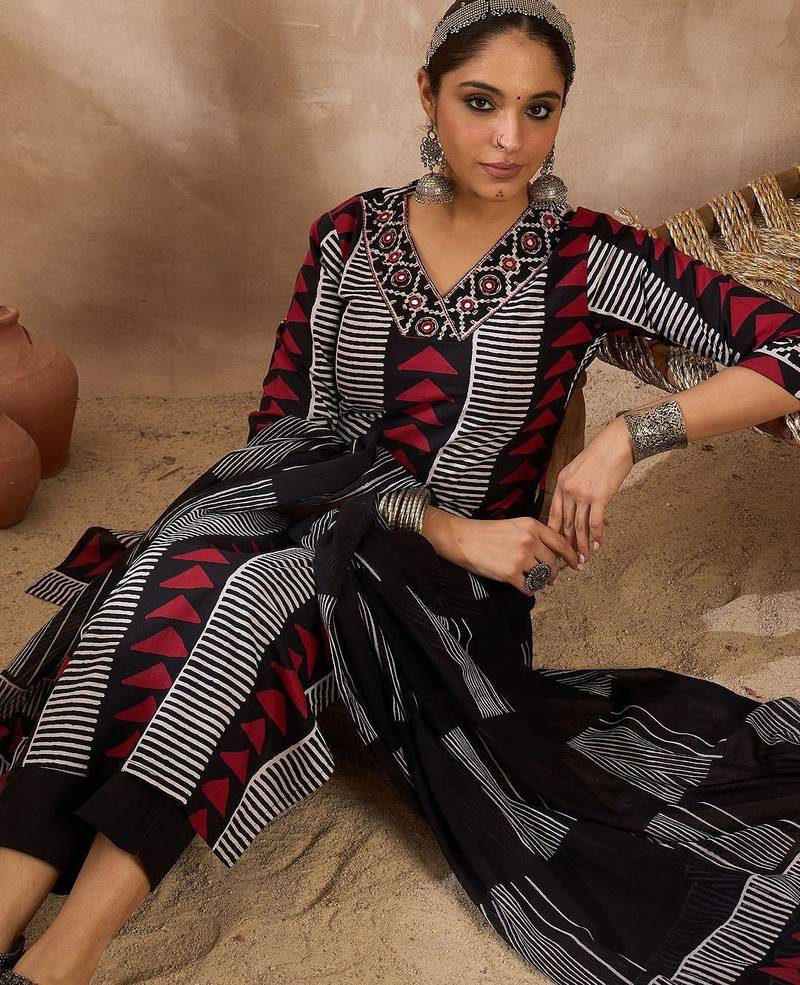 Women Printed Regular Thread Work Pure Cotton Kurta with Trousers & With Dupatta