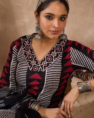Women Printed Regular Thread Work Pure Cotton Kurta with Trousers & With Dupatta 3
