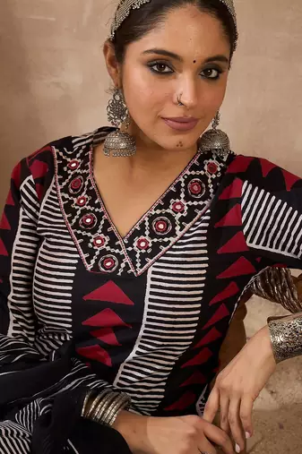 Women Printed Regular Thread Work Pure Cotton Kurta with Trousers & With Dupatta