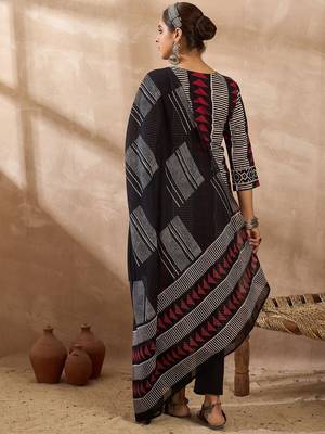 Women Printed Regular Thread Work Pure Cotton Kurta with Trousers & With Dupatta 6