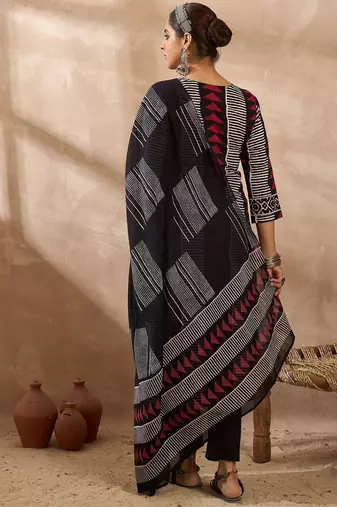 Women Printed Regular Thread Work Pure Cotton Kurta with Trousers & With Dupatta