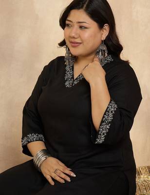Women Plus Size Regular Thread Work Kurta with Trousers 2