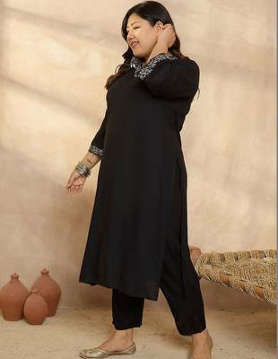 Women Plus Size Regular Thread Work Kurta with Trousers 3